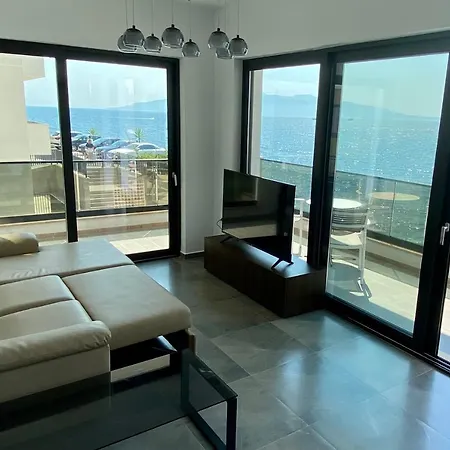 Sunset Beach 3 Bedroom Seaside Apartment